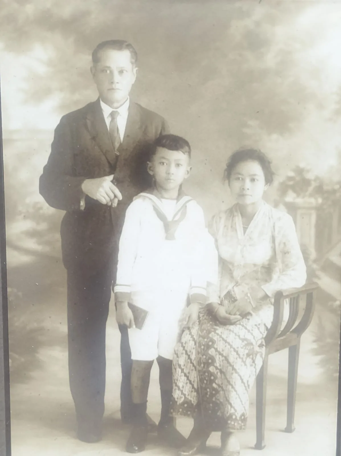 Potret keluarga yang menurut Anton Jansz memperlihatkan Alexander Jansz, Albert Jansz, dan Nyi Emes